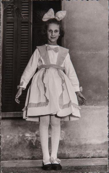 Ritratto infantile - Bambina sorda, allieva, in costume - Recita - Milano - Pio Istituto dei Sordi in via Settembrini