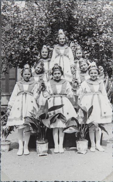 Ritratto di gruppo - Bambine sorde, allieve, in costume, angeli - Recita - Milano - Pio Istituto dei Sordi in via Settembrini
