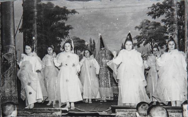 Ritratto di gruppo - Bambine sorde, allieve, in costume sul palco - Recita - Milano - Pio Istituto dei Sordi in via Settembrini - Teatro