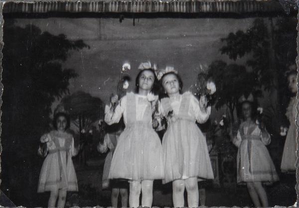Ritratto di gruppo - Bambine sorde, allieve, in costume, angeli, sul palco - Recita - Milano - Pio Istituto dei Sordi in via Settembrini - Teatro
