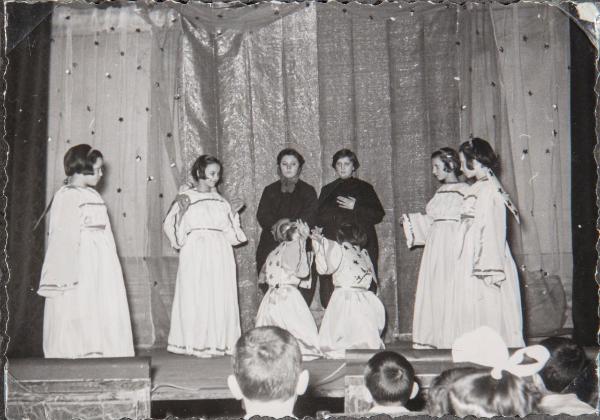 Ritratto di gruppo - Bambine sorde, allieve, in costume, angeli, sul palco - Recita - Milano - Pio Istituto dei Sordi in via Settembrini - Teatro