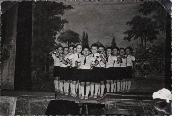 Ritratto di gruppo - Bambini sordi, allievi, sul palco - Recita - Milano - Pio Istituto dei Sordi in via Settembrini - Teatro