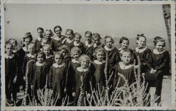 Ritratto di gruppo - Bambine sorde, allieve, sfollate con ragazza - Seconda Guerra Mondiale - Sumirago, Caidate - Castello Confalonieri - Parco