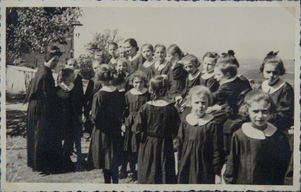 Ritratto di gruppo - Bambine sorde, allieve, sfollate con suora - Seconda Guerra Mondiale - Sumirago, Caidate - Castello Confalonieri
