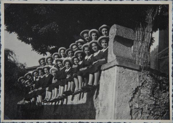 Ritratto di gruppo - Bambine sorde, allieve, sedute su un muro - Sesto Calende, Oriano - Chiesa di San Gregorio Magno