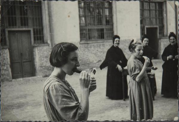 Sesto Calende - Convento delle suore Orsoline - Cortile - Ragazze sorde, allieve del Pio Istituto dei Sordi di via Settembrini, con gelato - Madre Teresa Bosisio con altre suore - Ricreazione