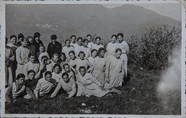 Ritratto di gruppo - Ragazze sorde, allieve del Pio Istituto dei Sordi di via Settembrini in un prato con donne e suora - Escursione - Cassano Valcuvia