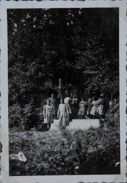 Ritratto di gruppo - Ragazze sorde, allieve del Pio Istituto dei Sordi di via Settembrini nel bosco, fonte - Cassano Valcuvia
