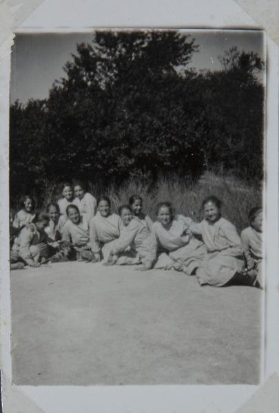 Ritratto di gruppo - Ragazze sorde, allieve del Pio Istituto dei Sordi di via Settembrini sedute in un prato - Escursione - Cassano Valcuvia