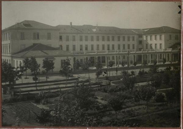 Milano - Pio Istituto dei Sordi in via Prinetti - Facciata interna - Giardino