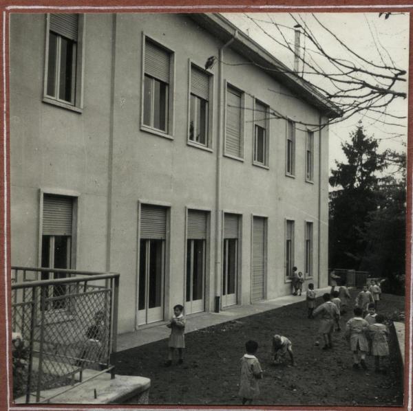 Vedano Olona - Pio Istituto dei Sordi, Casa San Giacomo - Scuola dell'infanzia - Edificio - Giardino - Bambini sordi, allievi - Gioco