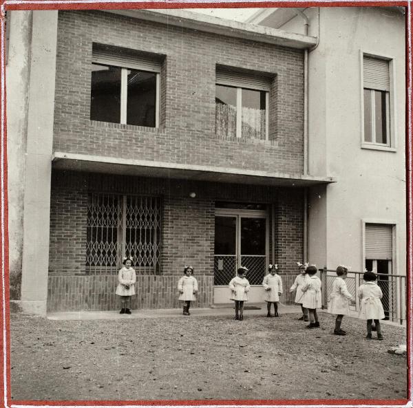 Vedano Olona - Pio Istituto dei Sordi, Casa San Giacomo - Scuola dell'infanzia - Edificio - Cortile - Bambine sorde, allieve - Gioco