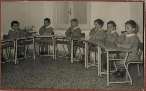 Vedano Olona - Pio Istituto dei Sordi, Casa San Giacomo - Scuola dell'infanzia - Interno - Aula scolastica - Ritratto di gruppo - Bambini sordi, allievi ai banchi