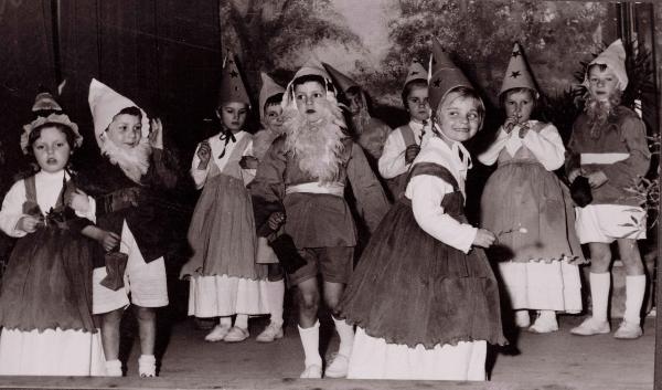 Vedano Olona - Pio Istituto dei Sordi, Casa San Giacomo - Scuola dell'infanzia - Interno - Teatro - Ritratto di gruppo - Bambini e bambine sordi, allievi e allieve durante la recita di Natale