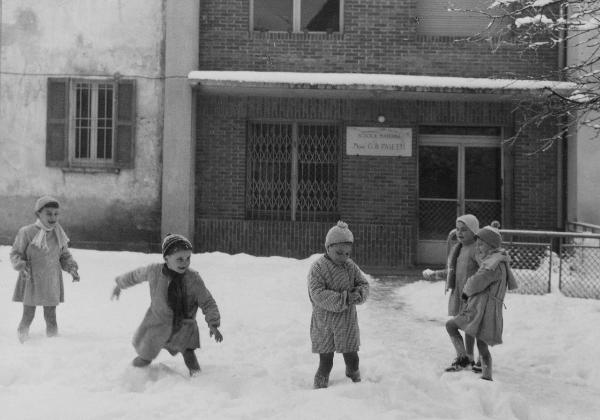 Vedano Olona - Pio Istituto dei Sordi, Casa San Giacomo - Scuola dell'infanzia - Esterno, cortile - Ritratto di gruppo - Bambini sordi, allievi - Neve