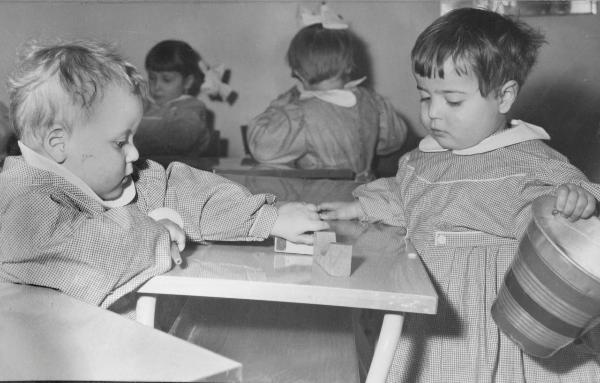 Vedano Olona - Pio Istituto dei Sordi, Casa San Giacomo - Scuola dell'infanzia - Interno - Aula scolastica - Ritratto di bambini - Bambini sordi, allievi al banco - Giochi