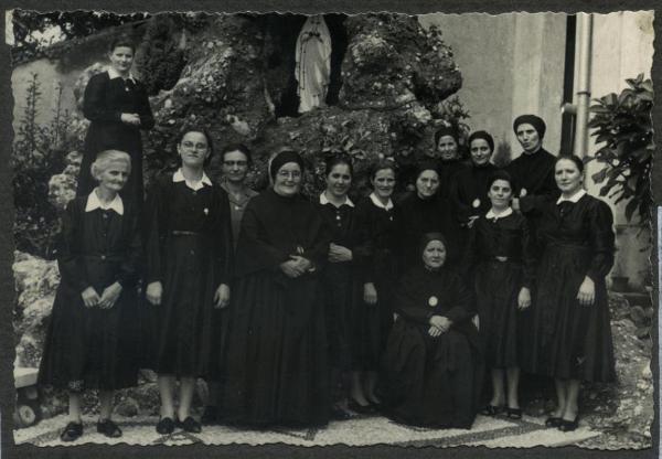 Vedano Olona - Pio Istituto dei Sordi, Casa San Giacomo - Scuola dell'infanzia - Esterno - Statua della Madonna - Ritratto di gruppo - Suore e altre donne