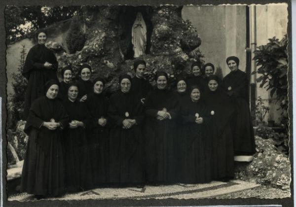 Vedano Olona - Pio Istituto dei Sordi, Casa San Giacomo - Scuola dell'infanzia - Esterno - Statua della Madonna - Ritratto di gruppo - Suore e altre donne