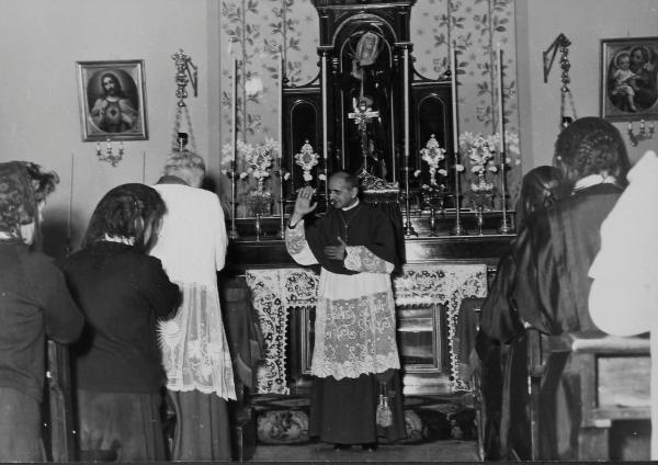 Vedano Olona - Pio Istituto dei Sordi, Casa San Giacomo - Scuola dell'infanzia - Interno - Chiesa - Mons. Giovanni Battista Montini e donne di spalle - Messa