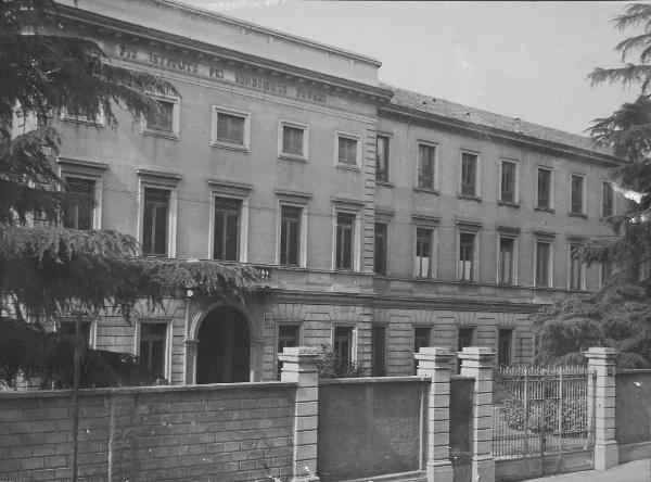Milano - Pio Istituto dei Sordi in via Prinetti - Palazzo - Facciata