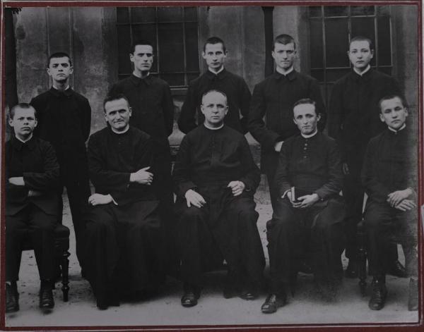 Ritratto di gruppo maschile - Monsignore Giovanni Battista Pasetti, Giulio Broggi e altro sacerdote con i ragazzi sordi, allievi dimessi - Milano - Pio Istituto dei Sordi in via Galvani