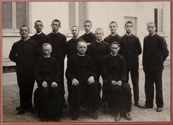 Ritratto di gruppo maschile - Monsignore Giovanni Battista Pasetti, Giovanni Terruzzi, altro sacerdote e i ragazzi sordi, allievi dimessi - Milano - Pio Istituto dei Sordi in via Prinetti