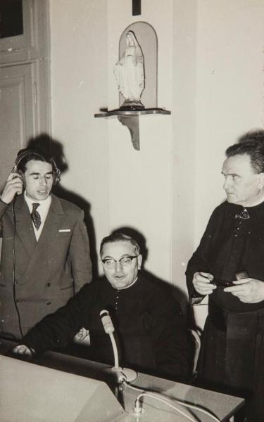 Ritratto di gruppo maschile - Monsignore Giulio Broggi, altro sacerdote e insegnante - Prova apparecchio - Milano - Pio Istituto dei Sordi in via Prinetti - Interno - Nuova Scuola Audiologia Mercury: inaugurazione - Aula scolastica