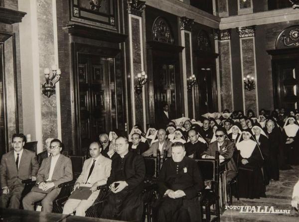 Bari - Interno - Sala - Convegno - Gruppo di uomini, sacerdoti e suore - Monsignore Giulio Broggi in prima fila
