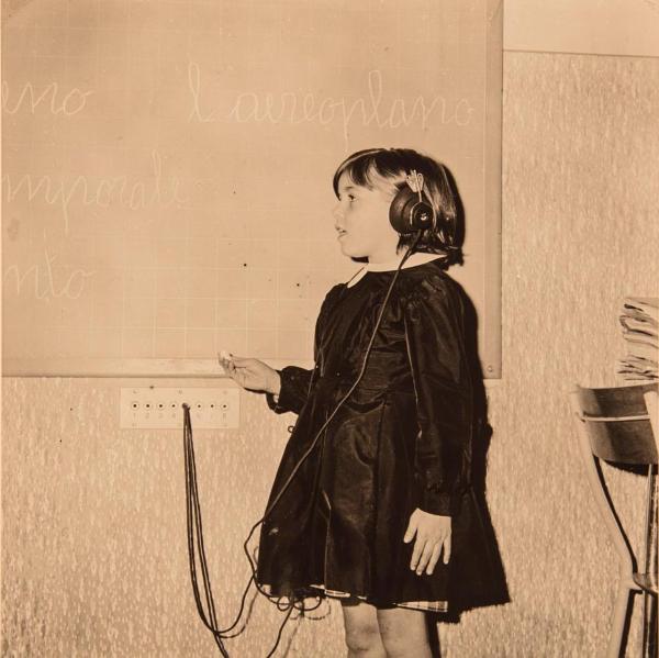 Ritratto infantile - Bambina sorda, allieva, alla lavagna con cuffia - Milano - Pio Istituto dei Sordi in via Settembrini - Interno - Aula scolastica