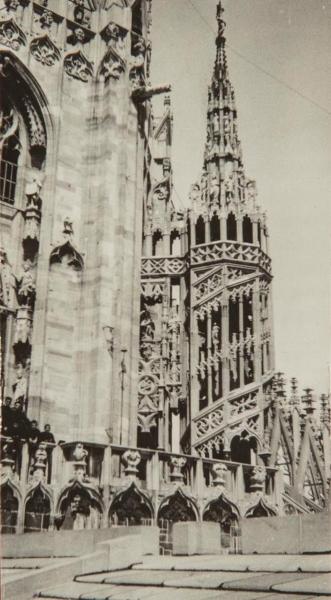 Milano - Duomo - Esterno - Guglie - Ragazzi sordi, allievi del Pio Istituto dei Sordi - Escursione