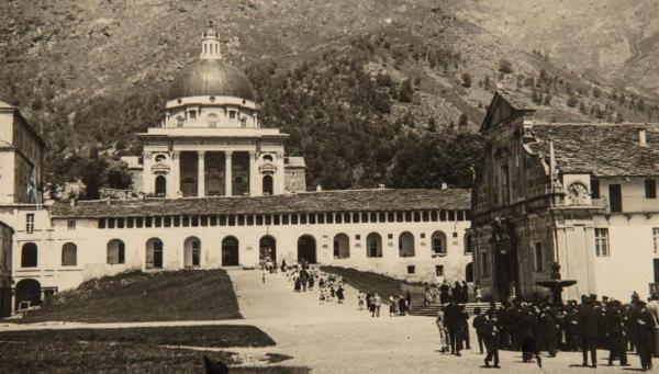 Biella: Oropa - Santuario di Oropa - Esterno - Chiesa nuova - Basilica antica - Piazzale - Ragazzi sordi, allievi del Pio Istituto dei Sordi - Pellegrinaggio