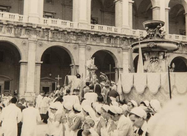 Loreto - Piazza della Madonna - Basilica della Santa Casa - Monsignore Giulio Broggi con altri sacerdoti, suore, credenti - Pellegrinaggio - Benedizione