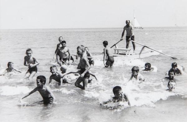 Mare - Bambini sordi, allievi del Pio Istituto dei Sordi, in costume da bagno in acqua - Uomo sul pattino - Gioco - Colonia estiva