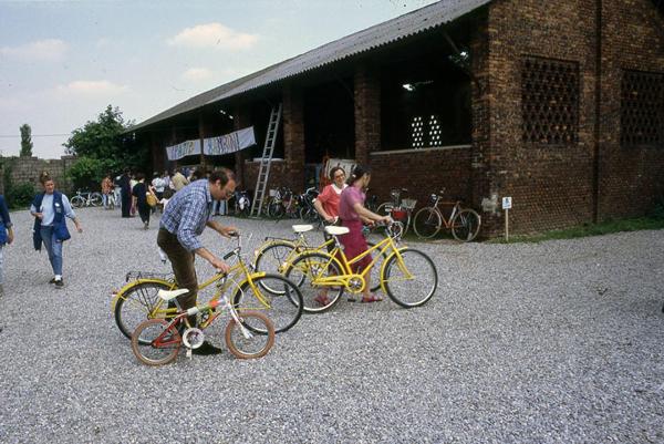 Cinisello Balsamo - Parco Nord, settore Est - Cascina Centro Parco, ala sud prima dei lavori di ristrutturazione - Evento: Festa del Parco - Spazio Bambini - Cortile - Biciclette