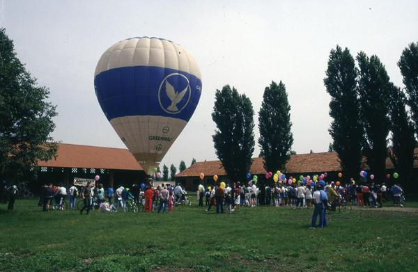 Cinisello Balsamo - Parco Nord, settore Est - Cascina Centro Parco, cortile (sullo sfondo ala nord ed edificio ex stalle prima dei lavori di ristrutturazione) - Evento: manifestazione organizzata da Greenpeace - Mongolfiera - Palloncini - Biciclette