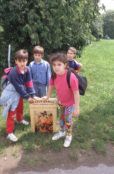 Sesto San Giovanni - Parco Nord, settore Montagnetta - Bambini della scuola primaria Romani dell’Istituto Comprensivo di via Don Sturzo di Bresso mostrano un cartello realizzato da loro con la scritta "Grazie Parco! Cresci insieme a noi!" / Attività didattica - Educazione ambientale