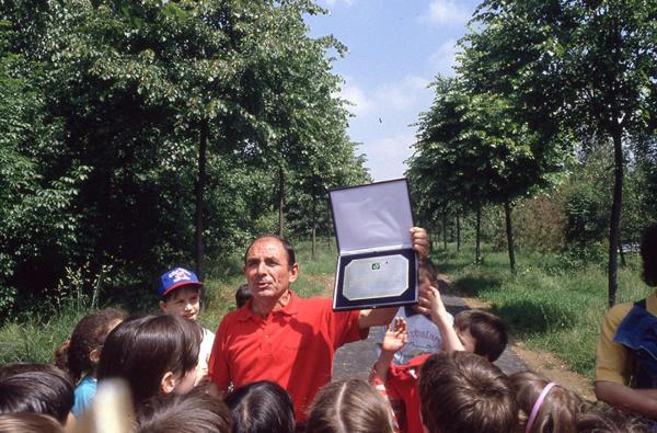 Sesto San Giovanni - Parco Nord, settore Montagnetta - Bambini della scuola primaria Kennedy dell’Istituto Comprensivo di via Don Sturzo di Bresso con il maestro Antonio Masi / Attività didattica - Educazione ambientale