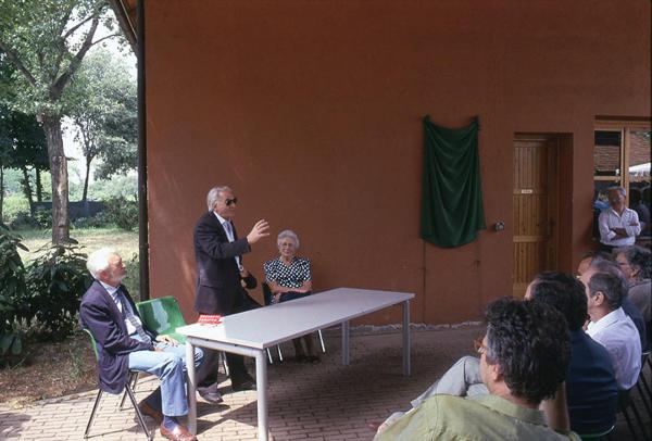 Cinisello Balsamo - Parco Nord, settore Est - Cascina Centro Parco, ala sud - Ingresso al cortile della cascina - Evento: Festa del Parco - Cerimonia per l'Intitolazione della cascina ad Ercole Ferrario / Inaugurazione della targa commemorativa (nascosta dal panno verde) - Al centro Antonio Sormani, presidente dell'Ente Parco Nord, a sinistra l'architetto Francesco Borella