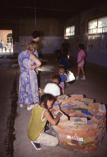 Cinisello Balsamo - Parco Nord, settore Est - Cascina Centro Parco, ala est (ex edificio stalle) prima dei lavori di ristrutturazione - Evento: Festa del Parco - Spazio Bambini - Attività didattica - Educazione ambientale - Costruzione con mattoni