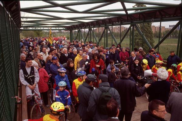 Milano - Parco Nord, settore Bresso sud - Inaugurazione della passerella Berbera - Ponte ciclopedonale - Via Finanzieri d'Italia - Ciclisti - Biciclette - Sullo sfondo i palazzi di Bresso