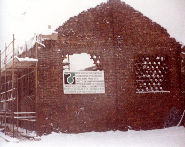 Cinisello Balsamo - Parco Nord, settore Est - Cascina Centro Parco, ala sud durante i lavori di ristrutturazione - Inverno - Neve - Cartello autorizzazione lavori