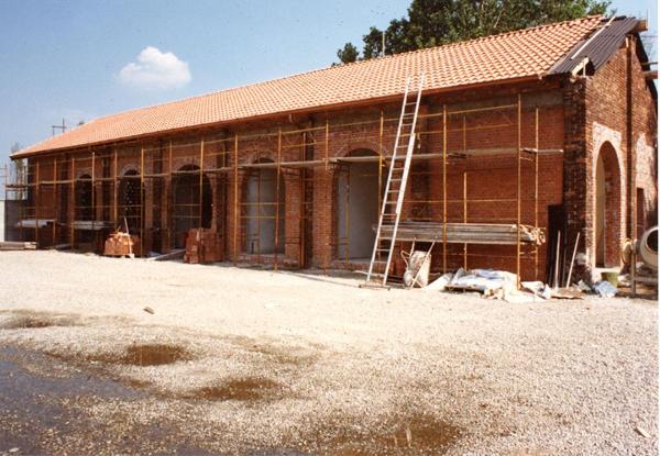 Cinisello Balsamo - Parco Nord, settore Est - Cascina Centro Parco, ala sud durante i lavori di ristrutturazione - Cortile - Ponteggi - Scala