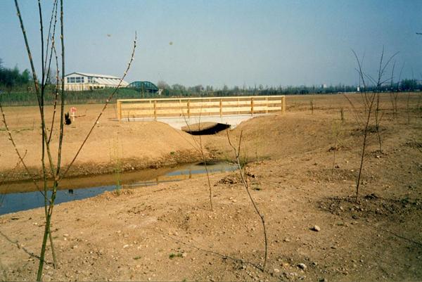 Sesto San Giovanni - Parco Nord, settore Montagnetta - Lavori di realizzazione del Laghetto artificiale Suzzani - Ponticello - Sullo sfondo la Passerella ciclopedonale Clerici e l'area industriale al confine del Parco