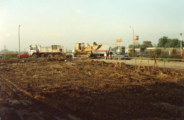 Sesto San Giovanni - Parco Nord, settore Montagnetta - Lavori per il recupero dell'area di via Clerici - Camion - Ruspa - Torre dell'acqua (piezometrica)