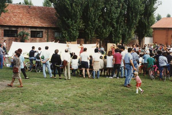 Cinisello Balsamo - Parco Nord, settore Est - Cascina Centro Parco, cortile - Evento: Festa del Parco - Spettacolo - Spettatori - Sullo sfondo ala est (ex edificio stalle) prima dei lavori di ristrutturazione e filare di pioppi