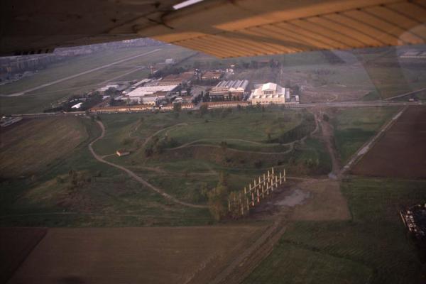 Sesto San Giovanni - Parco Nord, settore Montagnetta, Aeroporto - Veduta aerea al tramonto da sud verso nord / Parco Nord, settore Montagnetta - La Montagnetta dopo i lavori di bonifica, spianamento e semina - Piccolo carroponte Breda (poi Teatrino) - Via Clerici - Capannoni Breda - Aeroporto di Bresso