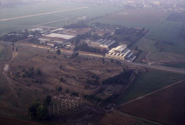 Sesto San Giovanni - Parco Nord, settore Montagnetta, Aeroporto - Veduta aerea da sud a nord - La Montagnetta - Il Teatrino (ex piccolo carroponte Breda) - Lavori di modellazione - Via Clerici - Capannoni Breda - Aeroporto di Bresso