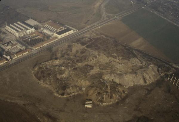 Sesto San Giovanni - Parco Nord, settore Montagnetta, Est - Veduta aerea da sud-ovest a nord-est - La Montagnetta dopo i lavori di bonifica e pulizia - Il Cubo - Piccolo carroponte Breda (poi Teatrino del Parco Nord) - Via Clerici - Capannoni Breda / Sullo sfondo: Rimboschimento (primi lotti), il Centro scolastico Parco Nord, palazzi di Sesto San Giovanni e Cinisello Balsamo