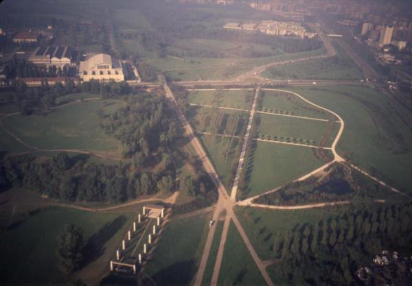 Sesto San Giovanni - Parco Nord, settore Montagnetta, Est - Veduta aerea da sud verso nord - La Montagnetta - Il Teatrino (ex piccolo carroponte Breda) - Laghetti artificiali Fulvio Testi (laghetto Suzzani e canale) - Filare Cannocchiale dei tigli / Prati - Boschi - Via Clerici - Capannoni Breda - Sullo sfondo Rotonda Carpini - Centro scolastico Parco Nord