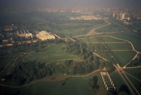 Sesto San Giovanni - Parco Nord, settore Montagnetta, Est - Veduta aerea da sud verso nord - La Montagnetta - Il Teatrino (ex piccolo carroponte Breda) - Filare Cannocchiale dei tigli - Prati - Boschi - Via Clerici - Capannoni Breda / Sullo sfondo nel Settore Est: Rotonda Carpini - Centro scolastico Parco Nord - Palazzi di Cinisello Balsamo